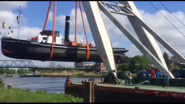 Landgang für den Dampfschlepper August